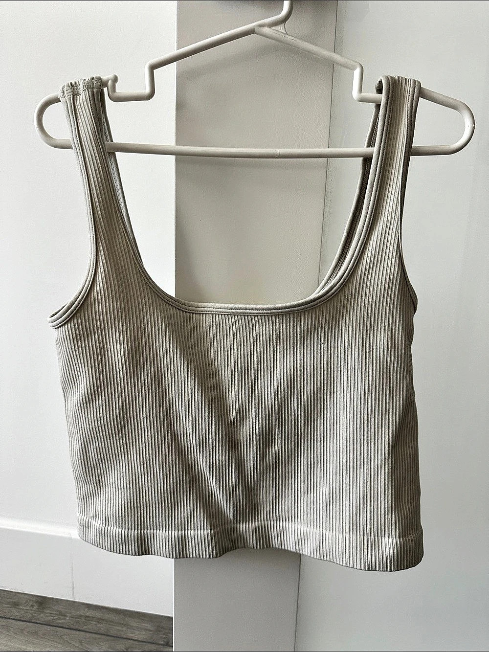 QQQ (Amazon) Ribbed Scoop Neck Crop Tank in Cream Size Small Like New